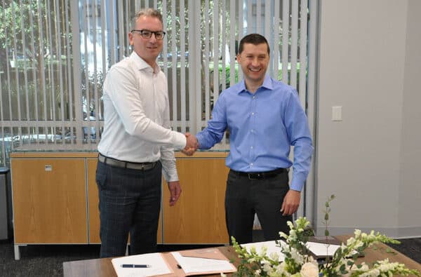 OMRON-Lowpad-Signing_Ceremony__1__bearb