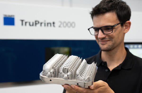 TRUMPF_employee_in_front_of_TruPrint2000