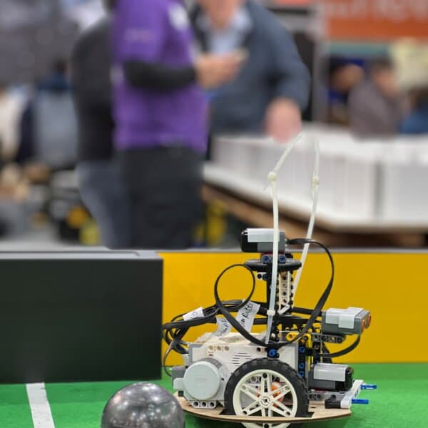 Robotik-Wettbewerb bei Igus: Im Rahmen der Generalprobe für das NRW-Qualifikationsturnier des RoboCup Junior testen Schülerinnen und Schüler ihre selbstentwickelten Roboter in verschiedenen Disziplinen wie Fussball spielen.