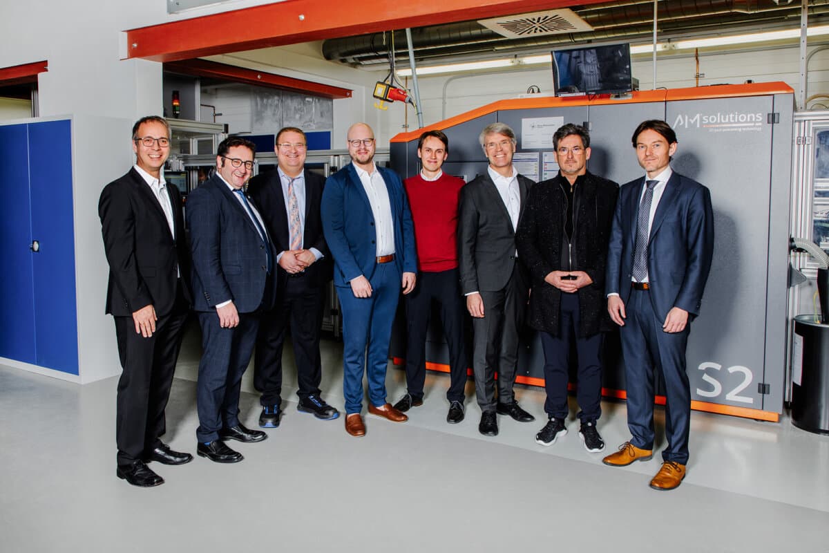 Bei der Einweihung: (von rechts) Holger Ruckdäschel (NMB), Bernd Krebs (Toolcraft AG), Till Merkel (Rösler Oberflächentechnik), Bernhard Häupler (REHAU Industries), Nico Geis (NMB), Philipp Matthes (REHAU Industries), Staatssekretär Tobias Gotthardt (Bayerisches Wirtschaftsministerium), Markus Garscha (Ossberger).