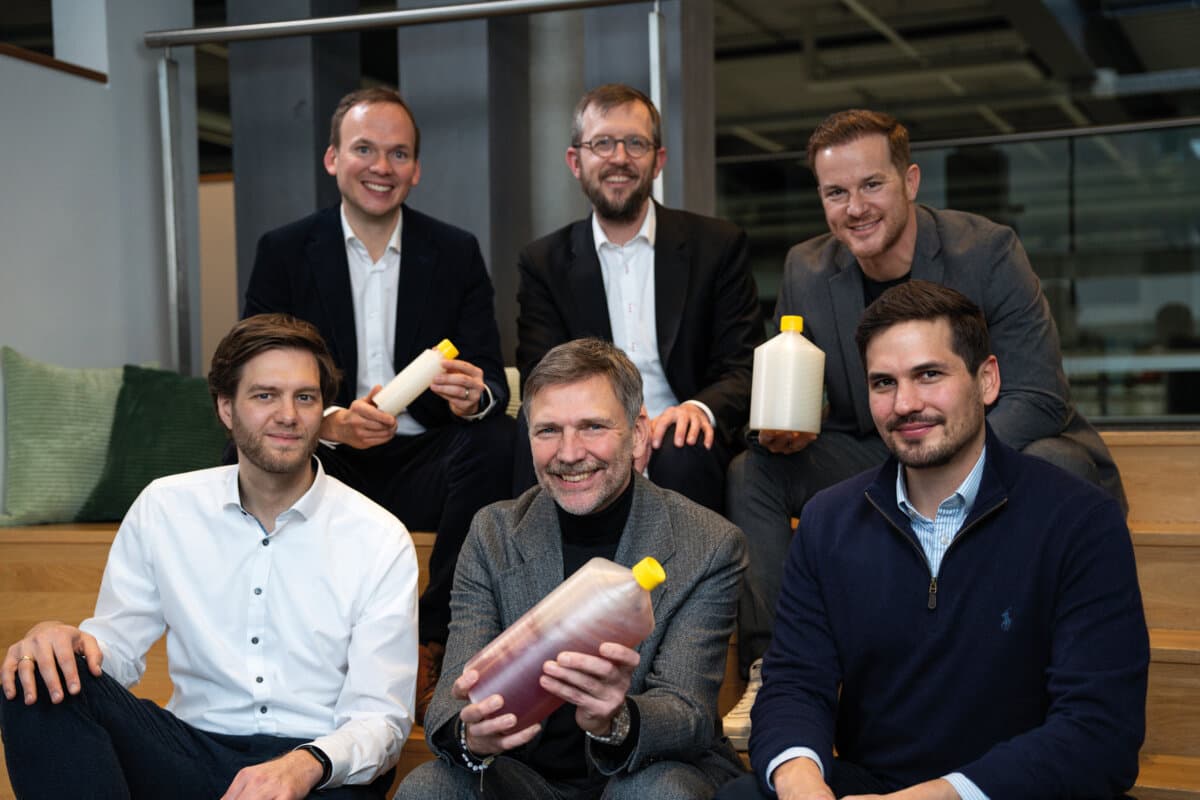 Gruppenbild: Von links: Dr. Joel Eichmann (Geschäftsführer und Gründer Green Elephant Biotech), Hendrik Faustmann (New Business Model Development, Bürkert), Georg Stawowy (CEO Bürkert), Caspar von Schoeler (Corporate Development, Bürkert), Roman Gaida (CSO Bürkert), Felix Wollenhaupt (Geschäftsführer und Gründer Green Elephant Biotech).