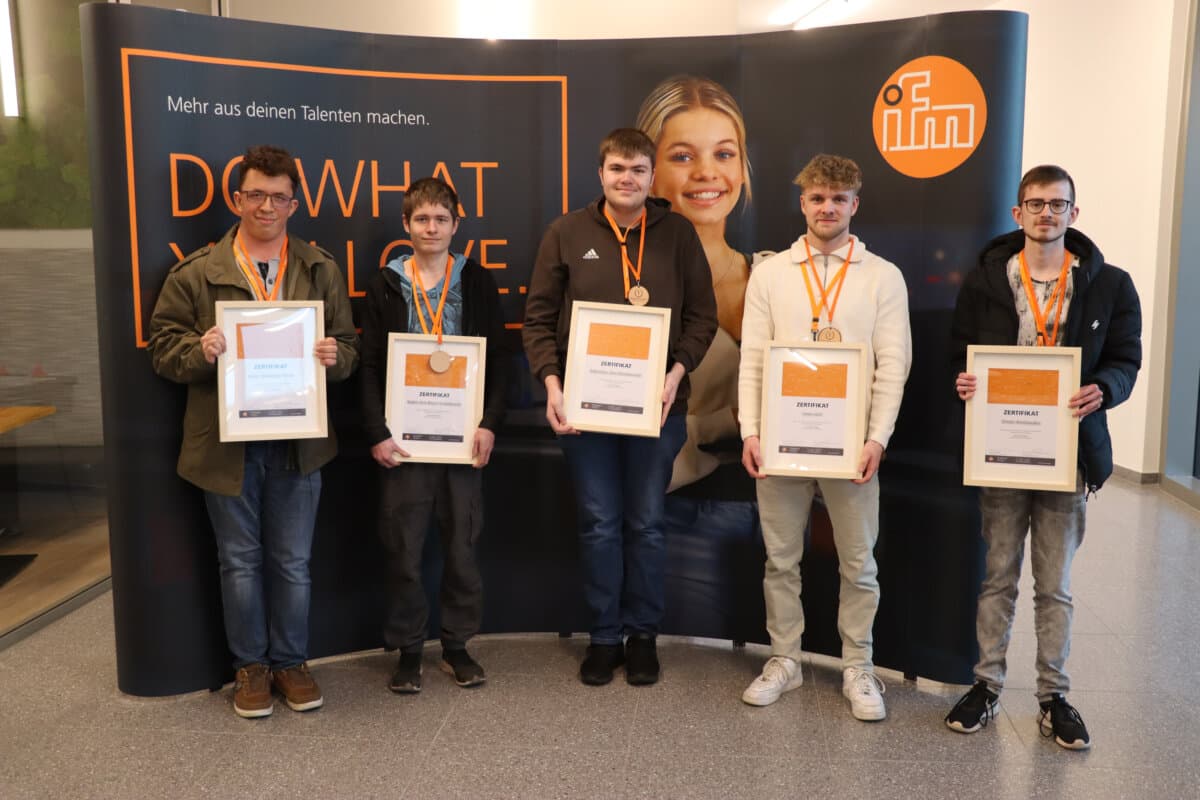 Programmierpraktikum in Kooperation mit IFM Statmath, im Bild: Die Gewinnergruppe des diesjährigen Programmierpraktikums.