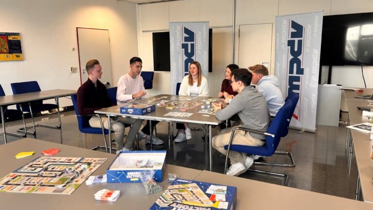 Auszubildende und Studierende der MPDV Mikrolab GmbH entdecken gemeinsam spielerisch die Smart Factory mit dem MPDV-Brettspiel «Smart Factory – das Spiel».