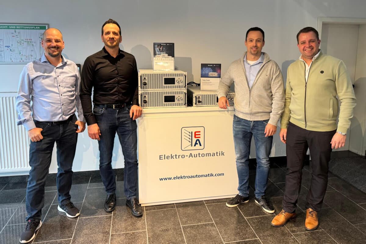 Linktronix zu Besuch bei EA Elektro-Automatik in DE-Viersen. Von links: Sebastian Berghammer, Tektronix, Pietro Bianco und Silvan Christ, beide Linktronix AG, Eugen Kitke, EA Elektro Automatik.