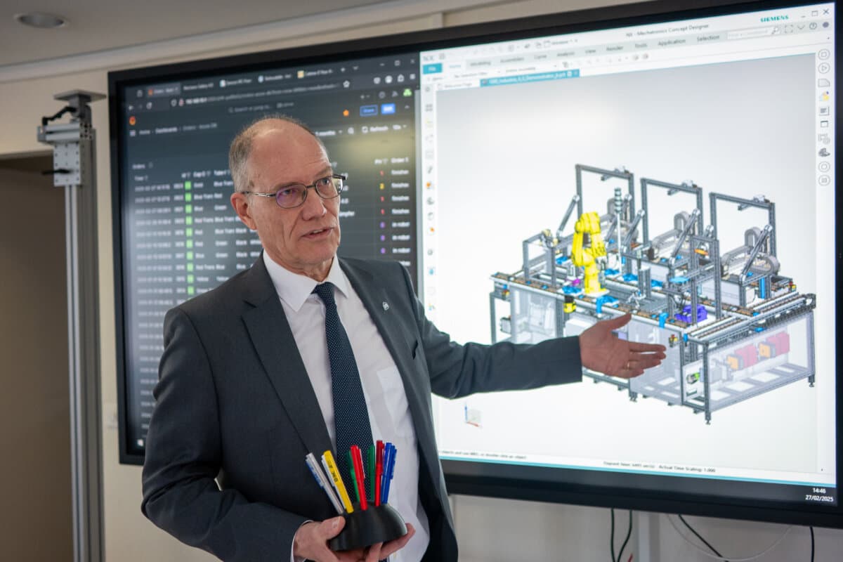 Hans Wernher van de Venn, Leiter Institut für Mechatronische Systeme bei der ZHAW, erklärt den Digital Twin des Industrie 4.0 Demonstrators von der ZHAW.