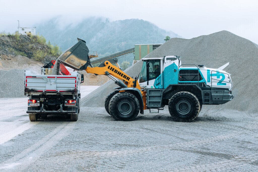 liebherr-earth-moving-2024_300dpi
