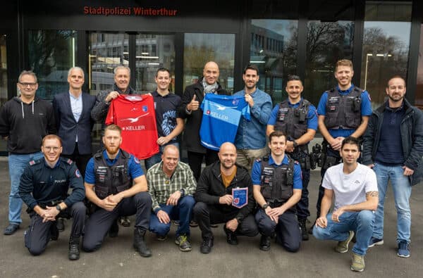Keller_Trikotuebergabe_Stadtpolizei_Winterthur