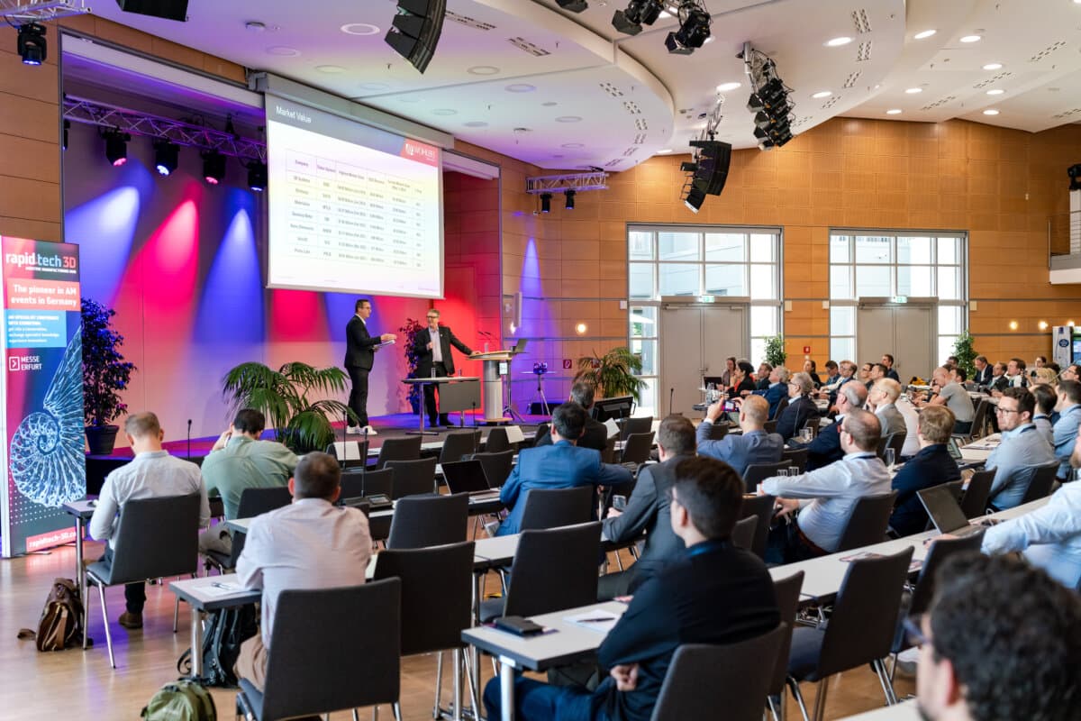 Die Auftritte der Keynote-Sprecher des rapid.tech 3D-Fachkongresses ziehen viel Publikum an. Im Bild: Vorjahres-Sprecher Dr. Brent Stucker/Wohlers Associates.