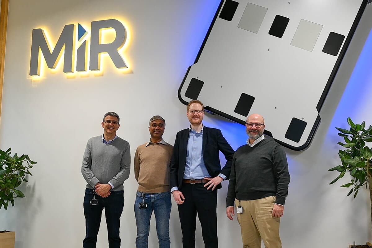 Gruppenbild. Von links: Jean-Pierre Hathout, President, MiR; Ujjwal Kumar, Group President, Teradyne Robotics; Lars Vöcking, Senior Vice President and Managing Director, Matthews Industrial Automation EMEA; Alberto Botarelli, Global Channel Director, MiR.